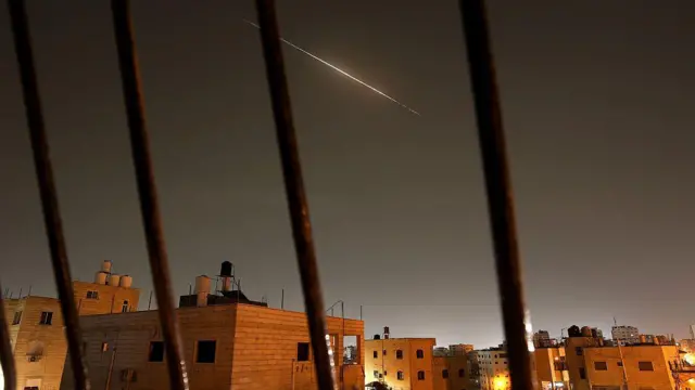 En el cielo sobre Hebrón, en Cisjordania, misiles lanzados desde Irán hacia Israel, el 21 de marzo de 2026. 