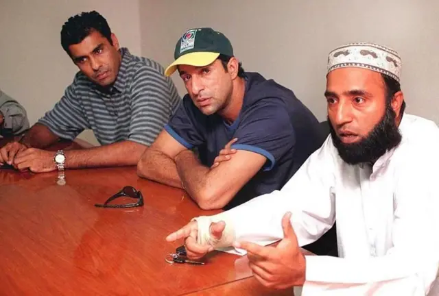 সতীর্থদের সঙ্গে সাঈদ আনোয়ার