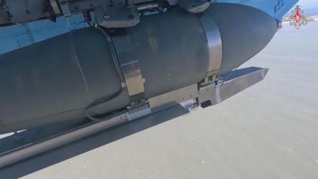 Bomba planadora num caça Su-34 da Rússia