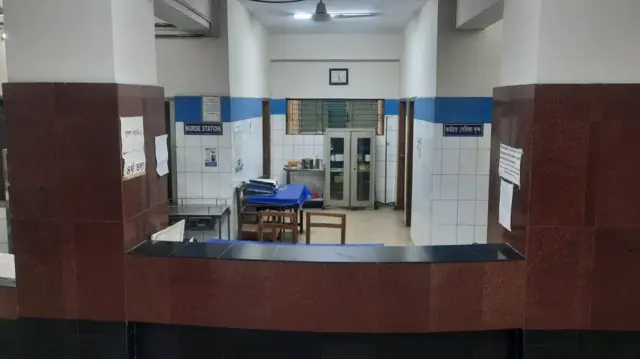 হাসপাতালের ফাঁকা ডেস্ক