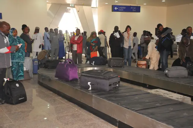 Àwọn arìnrìnàjò ní pápákọ̀ òfurufú