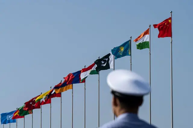 Шанхай Ҳамкорлик Ташкилоти байроқлари қад ростлаган кўча. 