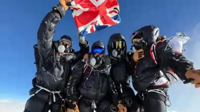 सगरमाथाको शिखरमा ब्रिटेनको झण्डा फहराउँदै चार पर्वतारोही
