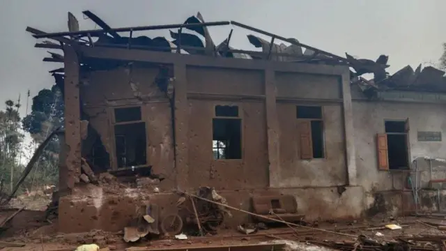 軍事政権が28日夕に空爆を実施したとされるシャン州ナウンリン村の、破損した建物の画像。BBCに送られてきた複数画像の一つ