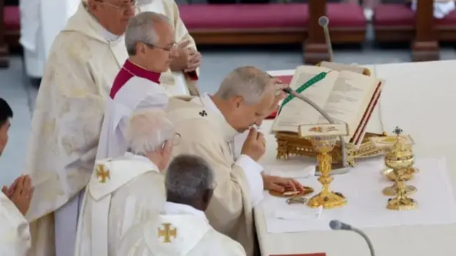 Pope Leo XIV take communion for di altar during Mass