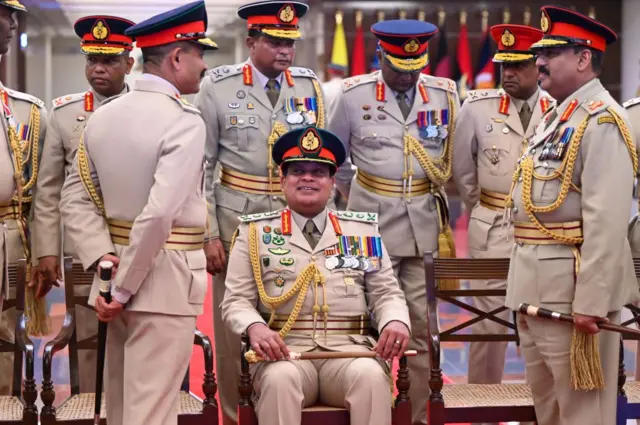 'රණබිමේදී දක්වන සේවය වෙනුවෙන් ජීවත්ව ඉද්දි හමුදා නිලධාරියෙක්ට හිමිවෙන වීර වික්රම විභූෂණ පදක්කම, රණ වික්රම පදක්කම, රණශුර කියන පදක්කම් 03ම හිමිවුණා.'