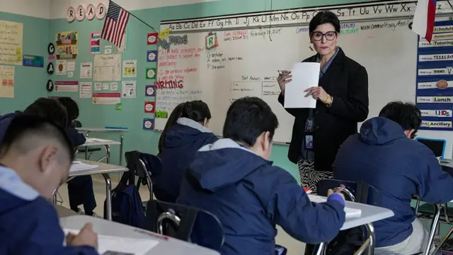 Professora e seus alunos em uma sala de aula