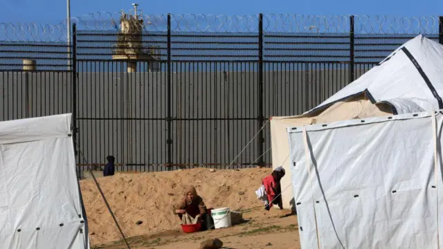 نازحون فلسيطينيون قرب الحدود المصرية