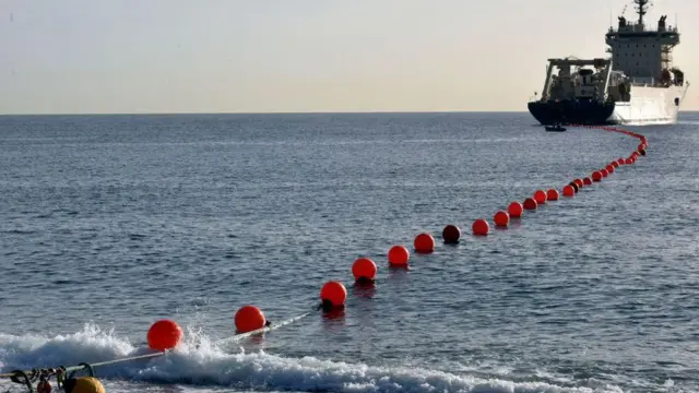 Chegada de cabo submarino a Barcelona