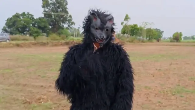 பயிர்களைக் காக்க கரடி வேடம்