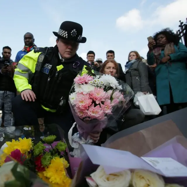 Homenajes a las víctimas en el puente de Westminster.