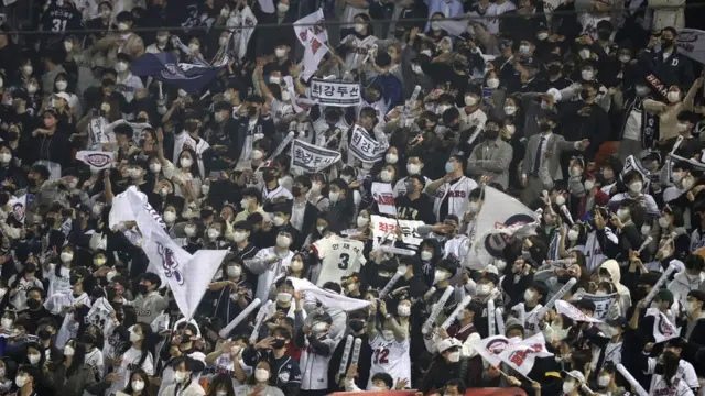 지난 22일 서울 잠실야구장에서 야구팬들이 응원을 펼치고 있다