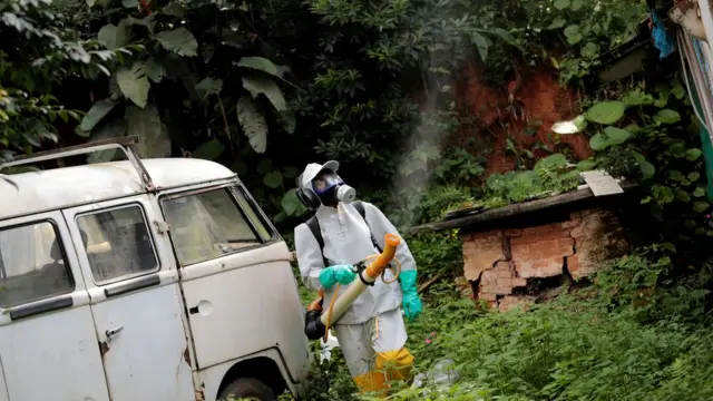 Homem tentando erradicar o mosquito