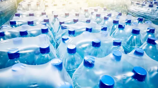 Botellas de agua.