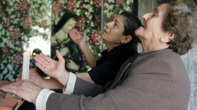 سيدتان لبنانيتان تصليان للبابا يوحنا بولس الثاني عام 2005