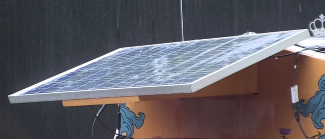 सौर ऊर्जा से चलने वाला ऑटो रिक्शा