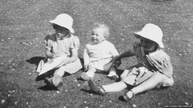 कॅमिला पार्कर बॉल्स (डावीकडे, वय 4) भाऊ मार्क शँड आणि बहीण अॅनाबेलसह