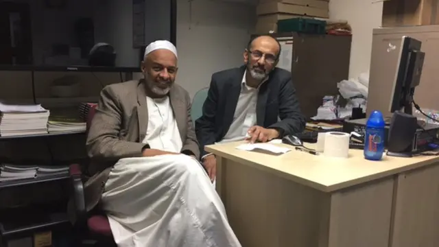 Birmingham Merkez Camii mütevelli heyeti üyeleri Ali Yousef (solda) ve Niyazi Ahmed (sağda)