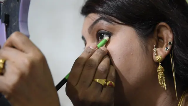 आया आपल्या मुलांना लांब करतात