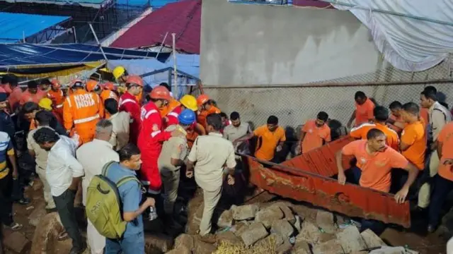 సింహాచలంలో కూలిన గోడ