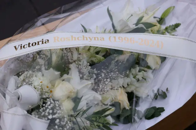 Вінок із квітів для української журналістки Вікторії Рощиної. Його зробили під час акції протесту, яку організувала французька правоохоронна організація "Репортери без кордонів". Париж, лютий 2025