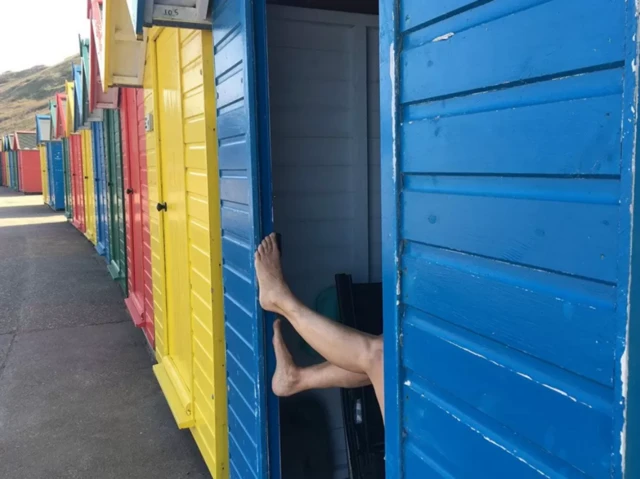 Çimərlik köşkündə dincələnin ayaqları