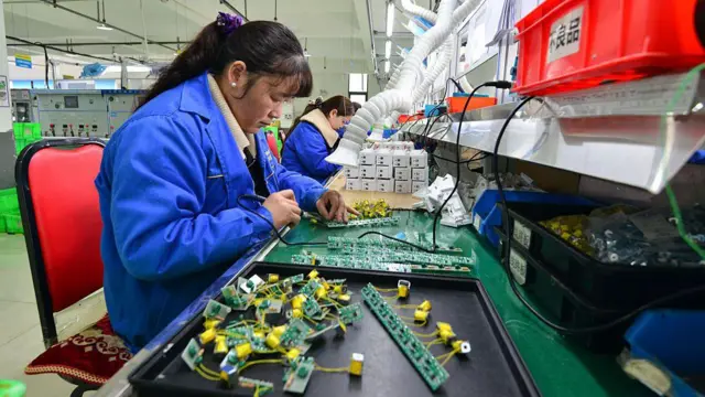 मैन्यूफ़ैक्चरिंग सेक्टर में काम करती महिला