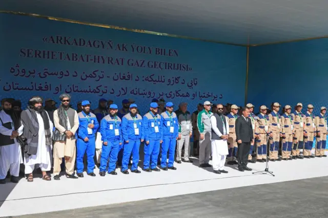 افغان او ترکمنستاني انجنیران د ټاپي پروژې د کارونو پر مهال د یوې غونډې په څنډه کې