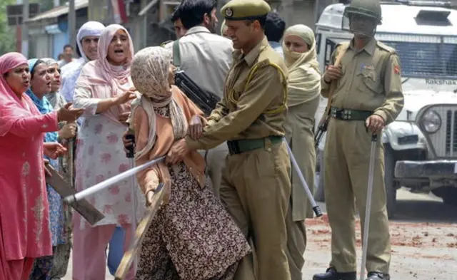 મહિલાઓ અનો પોલીસ