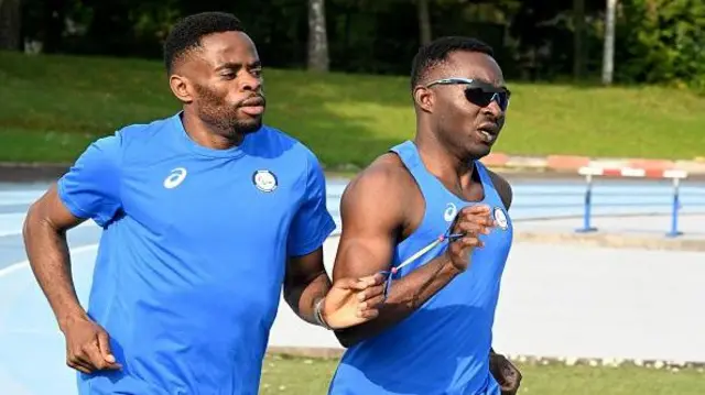 Guillaume Junior Atangana, paralympien malvoyant, sprintant avec un guide