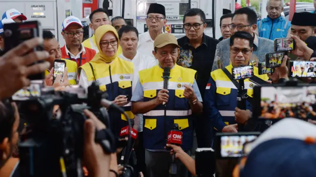 Menteri Energi dan Sumber Daya Mineral (ESDM) Bahlil Lahadalia menyampaikan pasokan BBM bensin, solar maupun Liquefied Petroleum Gas (LPG) dalam negeri aman dan tidak ada kenaikan harga di tengah dunia yang krisis energi terdampak perang di Timur Tengah.