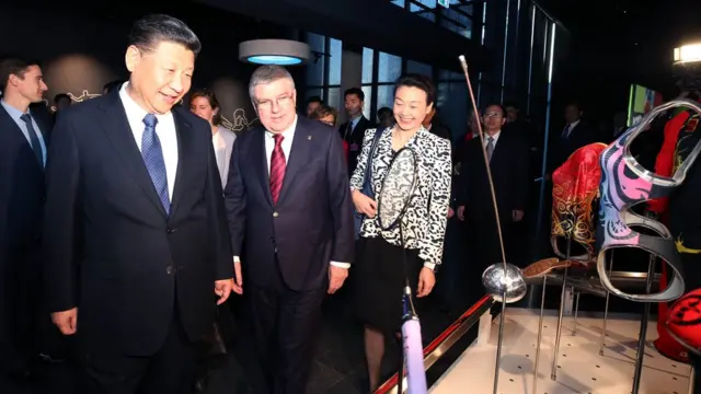 习近平（左）在巴赫（中）陪同下参观洛桑国际奥林匹克博物馆（新华社图片18/1/2017）