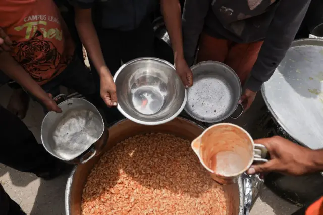 पॅलिस्टिनी लोकांची अन्नासाठी उडालेली झुंबड (14 मे 2025)