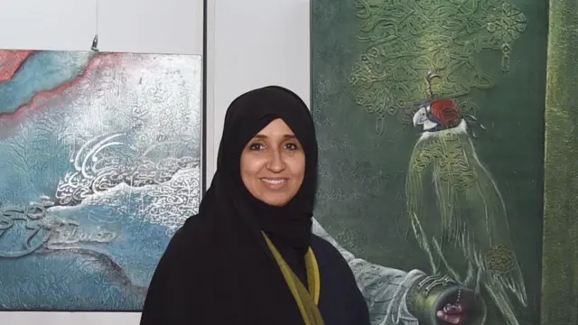 الشريعان بجوار لوحاتها
