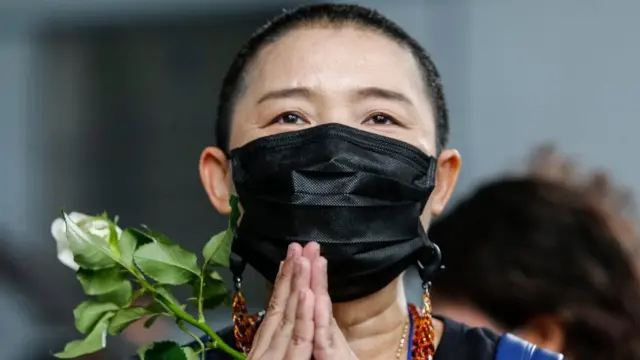 นางสุรีย์รัตน์ ชิวารักษ์ มารดาของเพนกวิน ตัดสินใจโกนศีรษะประท้วงทวงความยุติธรรมให้แก่บุตรชาย