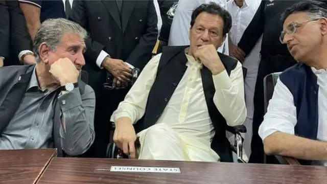 د عمران خان ځینو نژدې سیاسي ملګرو له هغه نه خپله لار بېله کړې.