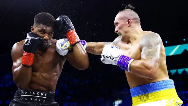 أولكساندر أوسيك يوجه لكمات لأنتوني جوشوا