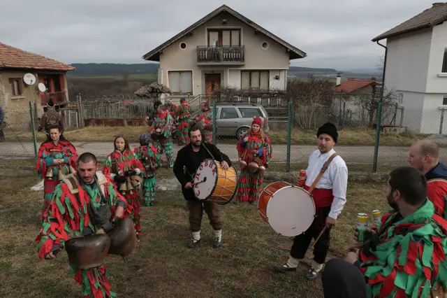 Uz zvuke tupana i zvonjavu zvona, survakari ulaze u dvorišta seoskih kuća. Nakon obrednnog plesa, venčavanja mladenaca i blagosiljanja ukućana, sledi kratak odmor uz okrepljenje. Ophod traje do popodnevnih časova, odnosno dok se ne obiđu sva domaćinstva.