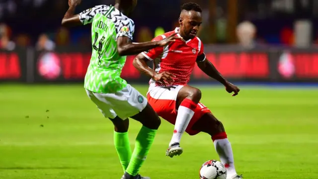Kapiteni Saido Berahino agerageza gukingira umupira ngo atawutwarwa na Wilfred Ndidi wa Nigeria
