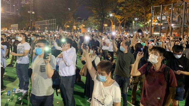 今年香港市民仍然可以用悼念烛光点亮维园，但很多人担心《国安法》实施后，悼念晚会将难以举行。