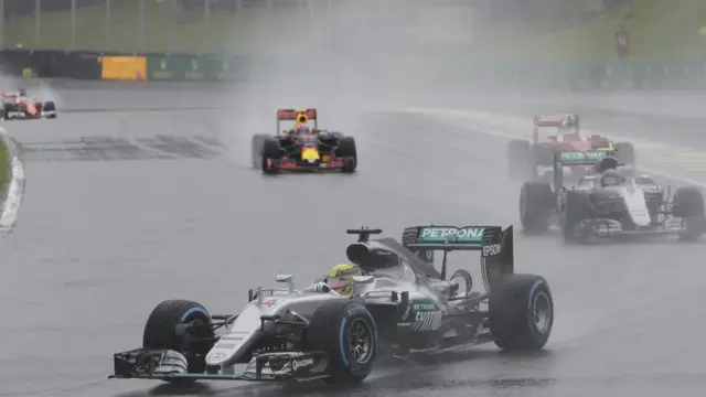 Gran Prix Brasil berlangsung dalam kondisi kuyup akibat hujan deras, mengakibatkan banyak tabrakan.