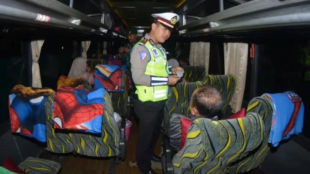 Polisi memeriksa penumpang