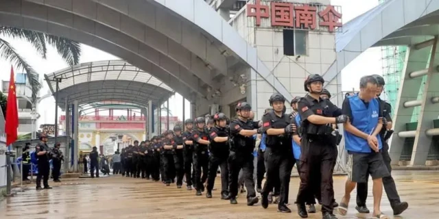 မြန်မာထဲမှာ တရားမဝင်နေထိုင်ပြီး ကျားဖြန့်လုပ်ကိုင်နေတဲ့ တရုတ်နိုင်ငံသားတွေကို စစ်ကောင်စီက တရုတ်ဘက်လွှဲပြောင်းပေးနေစဉ် (ပုံဟောင်း)