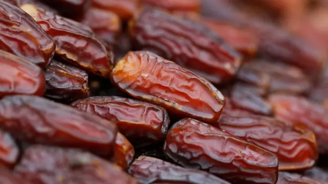 রমজান মাসে ভারী খাবার হজমেও সাহায্য করে খেজুর