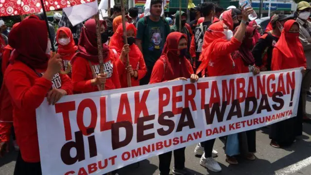 Warga yang tergabung dalam Gerakan Masyarakat Peduli Alam Desa Wadas (GEMPADEWA) melakukan aksi damai di depan kantor Balai Besar Wilayah Sungai (BBWS), Januari 2022.
