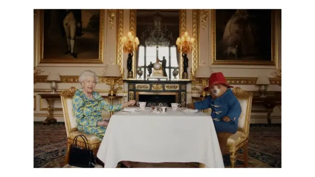 La reina Isabel apareció en un cómico video tomando el té con el popular personaje infantil Oso Paddington.
