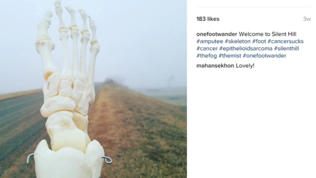 Kristi, akipiga picha mlimani Silent Hill huku akiandika karibu Mlimani