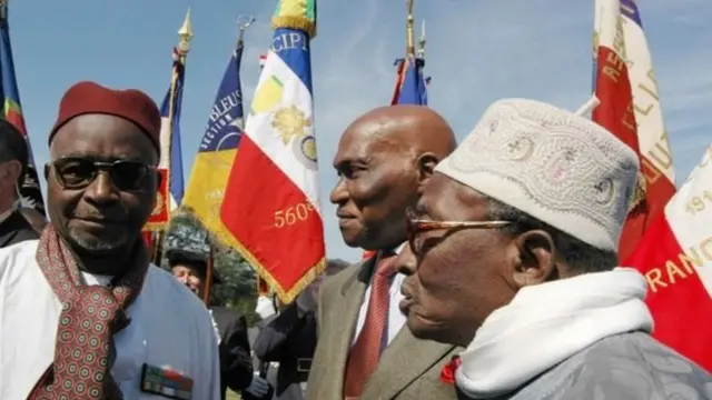 Awahoze ari umukuru w'igihugu ca Senegali Abdoulaye Wade (hagati) akikijwe n'abahoze ari abarwanyi