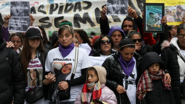 Kerabat dari tiga perempuan muda yang dibunuh dalam siaran langsung media sosial di Argentina. 