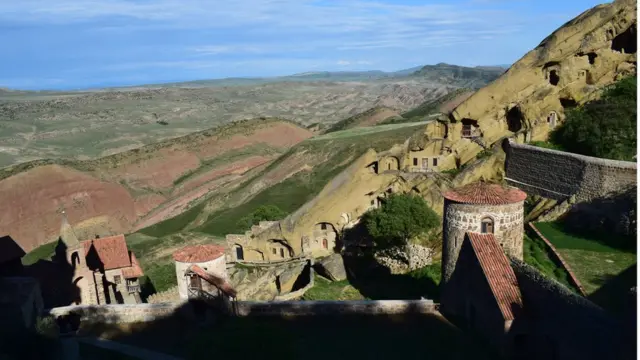 More David Gareji +Chichkhituri tower